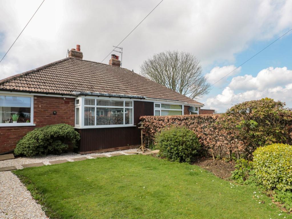 een stenen huis met een tuin ervoor bij Seaside Cottage in Scarborough