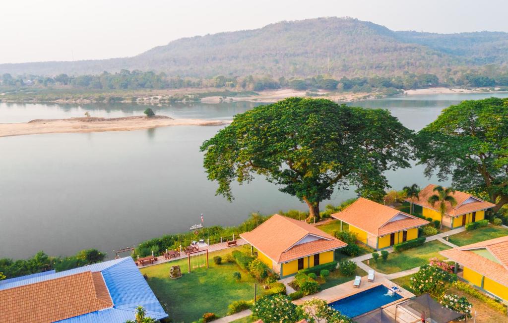 une vue aérienne sur un lac avec des maisons et des arbres dans l'établissement Khong Chiam Orchid Riverside Resort, à Khong Chiam