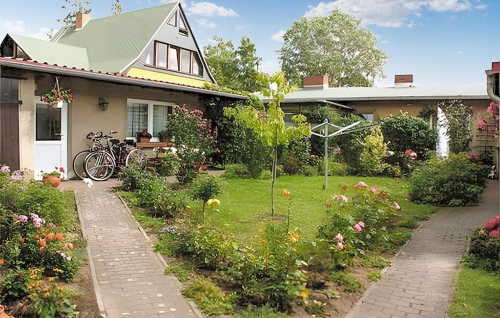 a house with a garden in the front yard at Stunning Home In Klpinsee-usedom With Kitchen in Kolpinsee