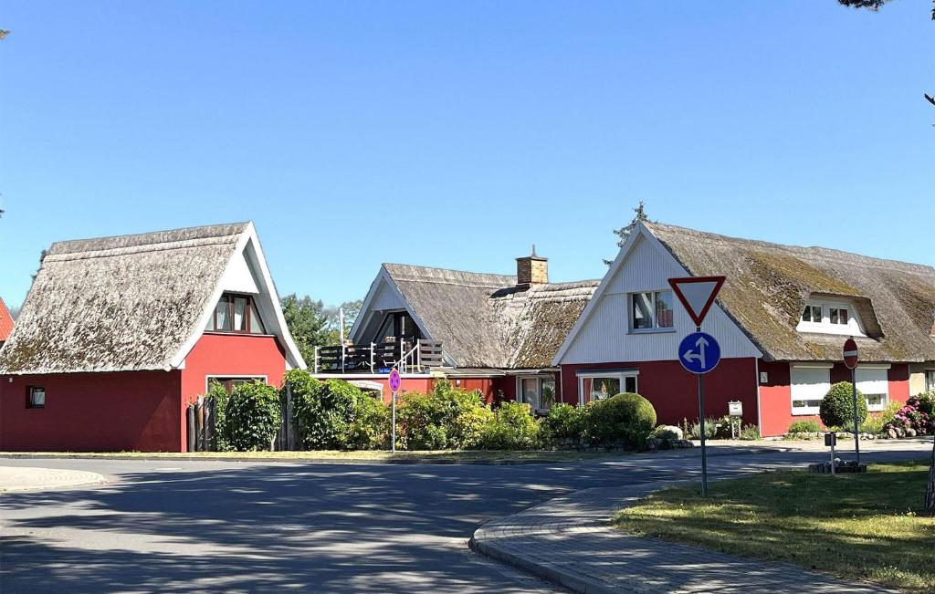 duas casas vermelhas e brancas numa rua em 1 Bedroom Nice Home In Pruchten em Pruchten