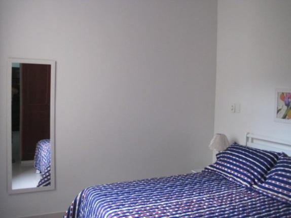 1 dormitorio con cama y espejo en Real Apartments 067 - Studio de alto padrão e completo em Copacabana, en Río de Janeiro