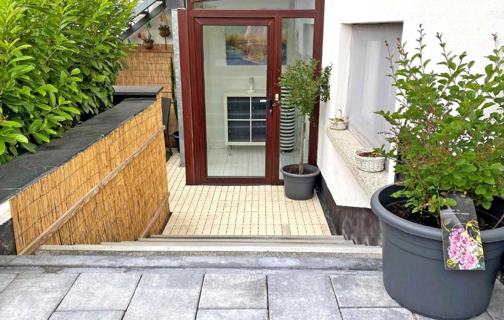 une porte d'entrée d'une maison avec des plantes en pot dans l'établissement Stunning Apartment In Graal-mritz ostseehe With Wifi, à Graal-Müritz
