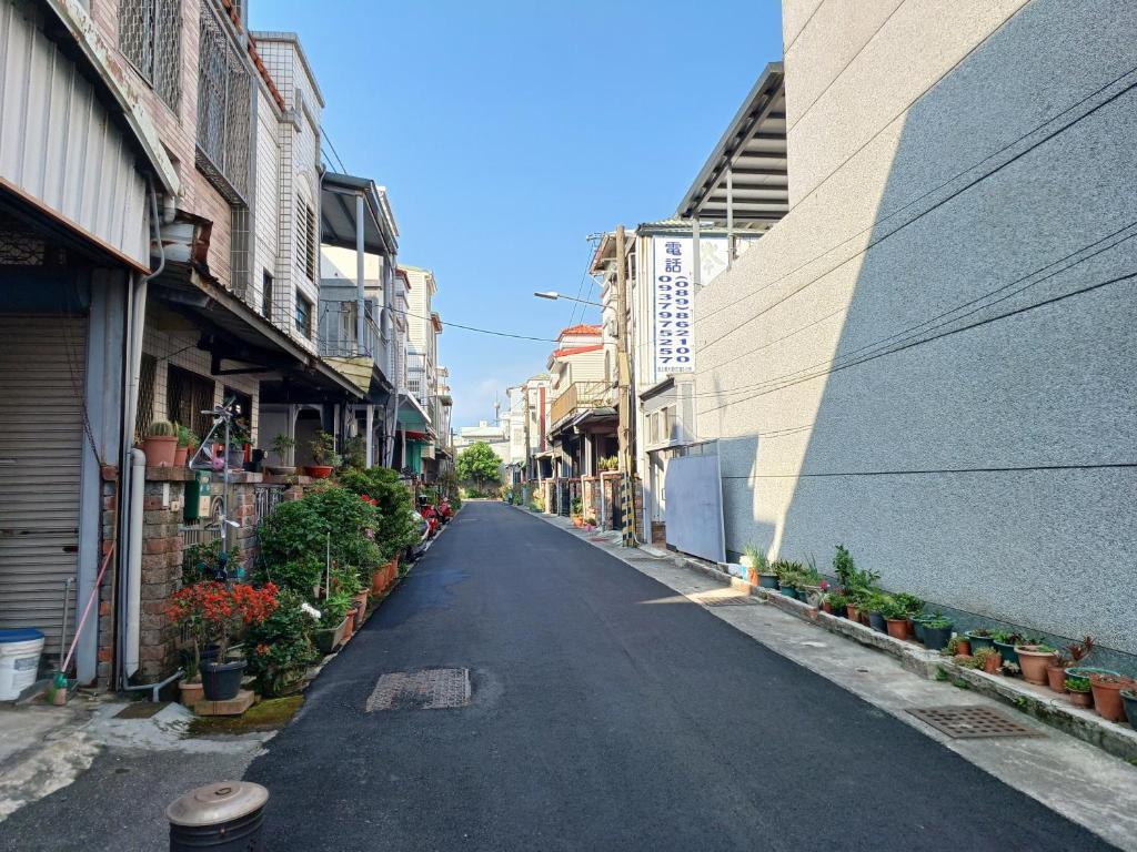 una calle vacía en un callejón entre edificios en 金富有民宿, en Chishang