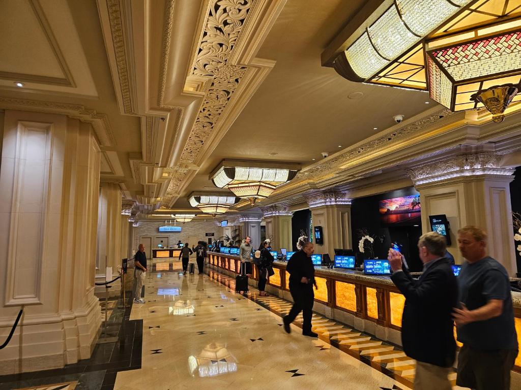 eine Gruppe von Menschen, die in einer Casino-Lobby stehen in der Unterkunft Executive Unit by the Strip Las Vegas in Las Vegas