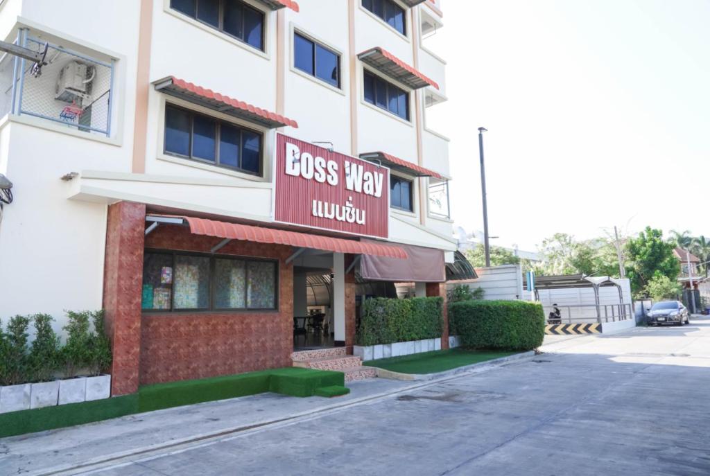 a building with a sign that reads boss trap union at Boss Way แมนชั่น in Ban Pak Khlong Si