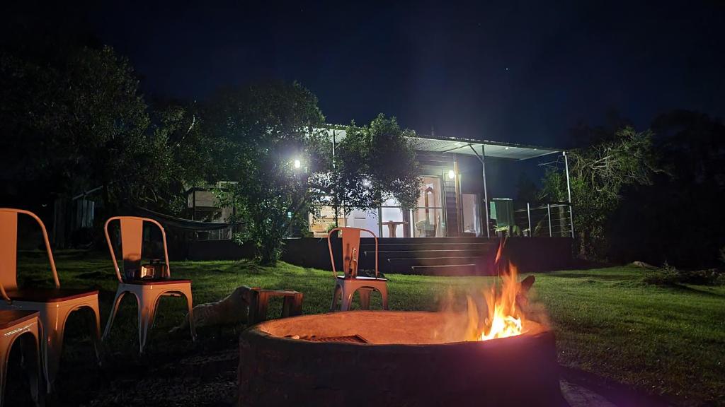 eine Feuerstelle in einem Garten in der Nacht in der Unterkunft Casa Florida in Villa Serrana