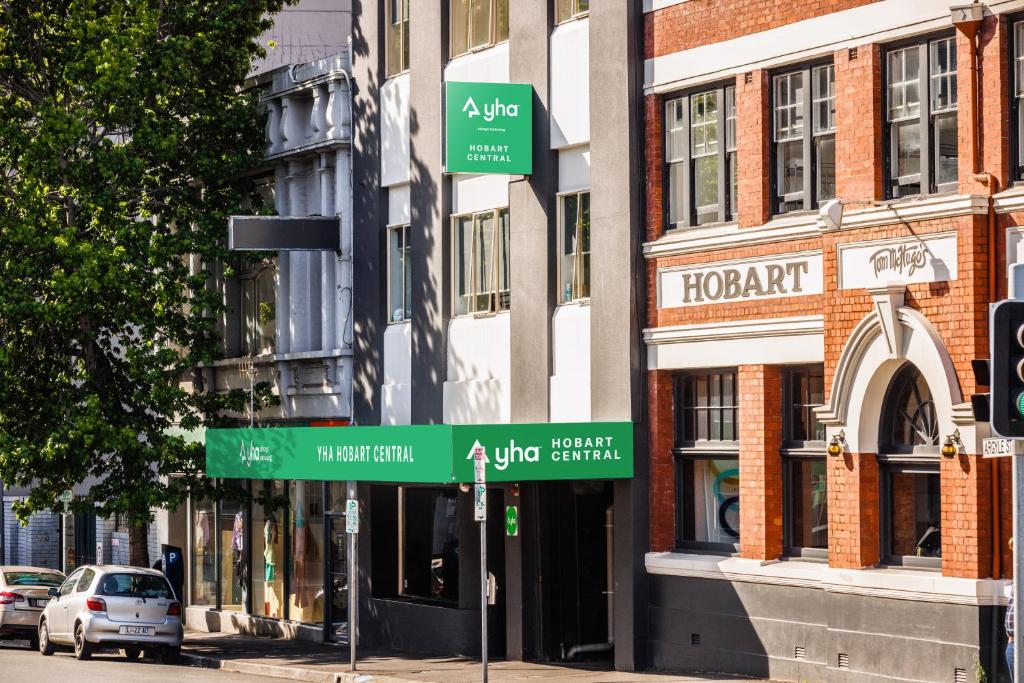 un panneau de rue devant un bâtiment dans l'établissement YHA Hobart Central, à Hobart