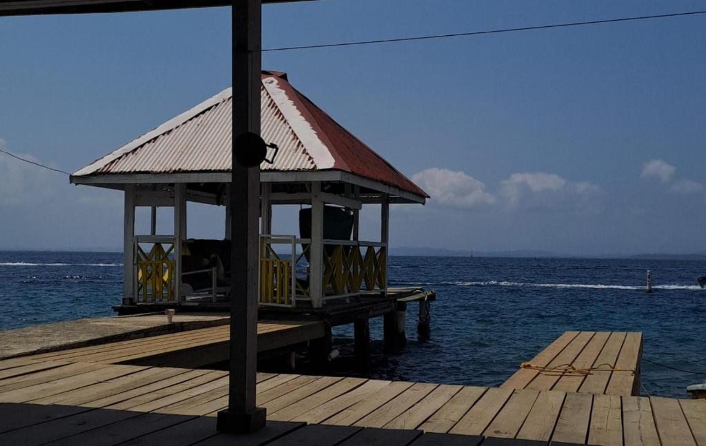 einen Pavillon auf einem Pier auf dem Wasser in der Unterkunft Paraíso frente al Mar. in Carenero