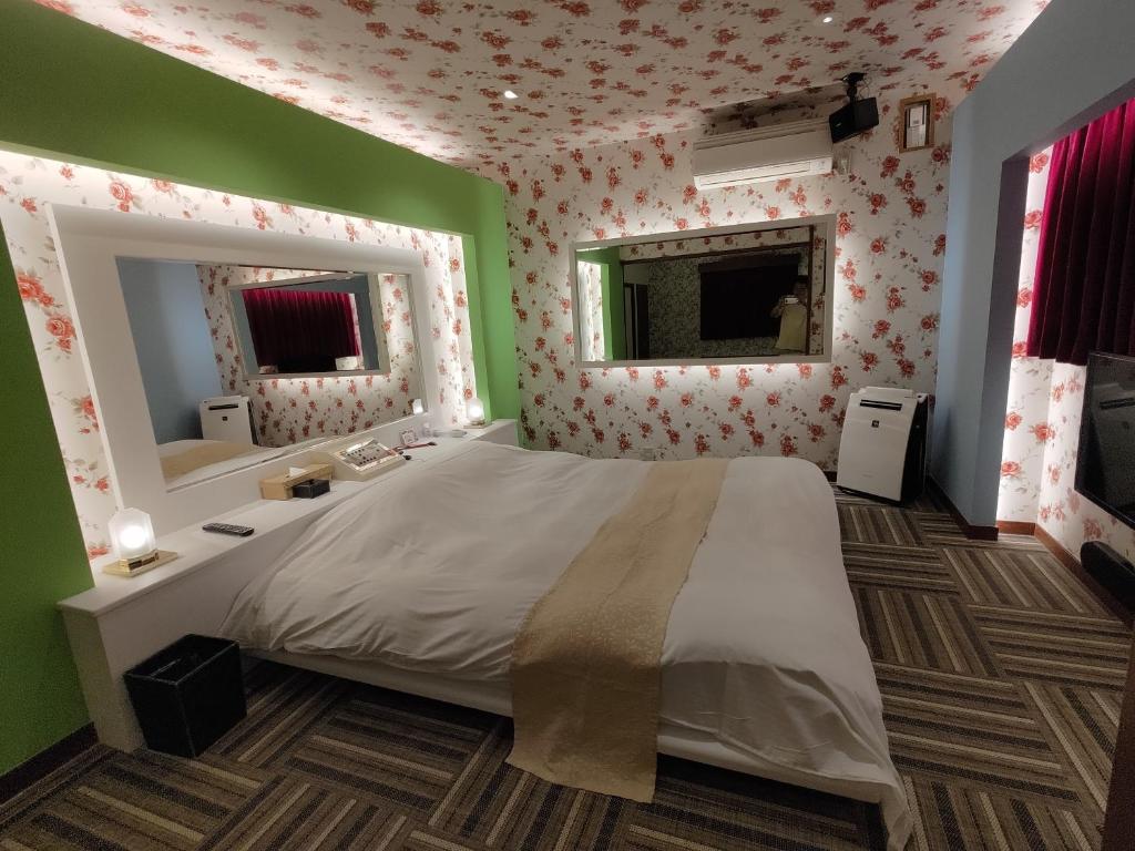 Postel nebo postele na pokoji v ubytování hotelLUANA 18歳未満入場禁止