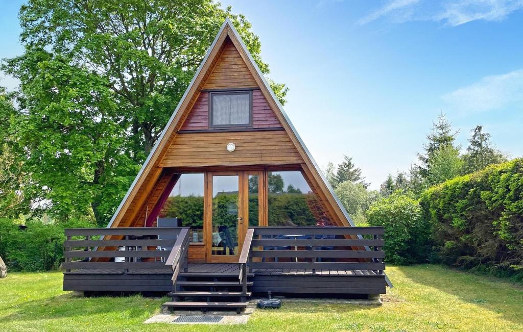 una piccola casa con una porta a vetri su un campo di Ferienhaus Lühmannsdorf a Lühmannsdorf