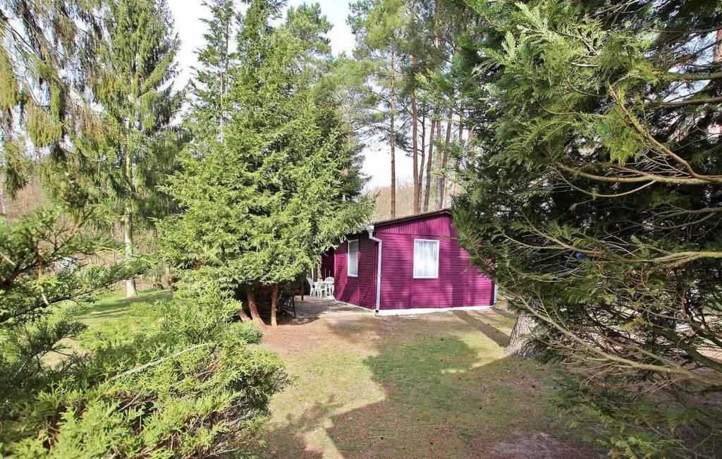 a red cabin in the middle of a forest at Fh Brombeere in Warenthin