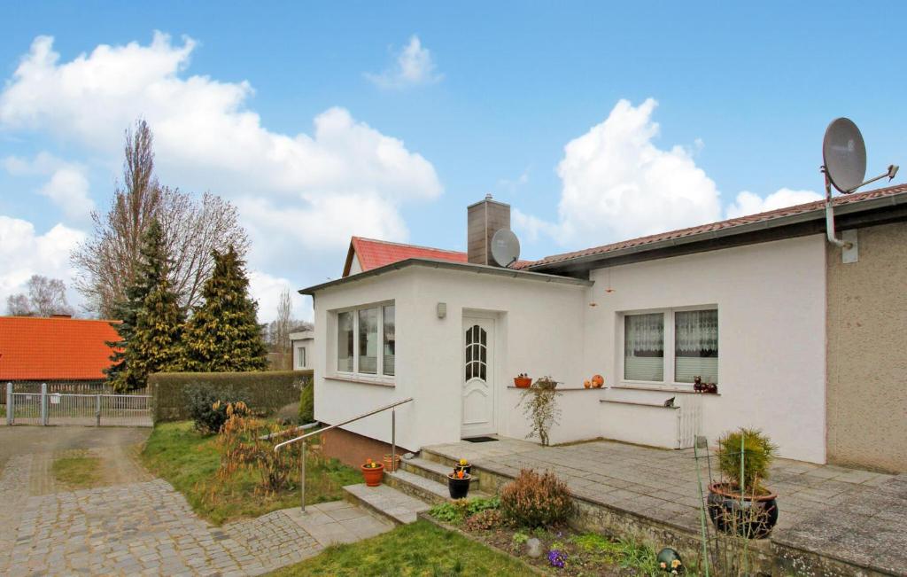 uma casa branca com um telhado vermelho em Beautiful Home In Wolgast-mahlzow With Wifi em Wolgasterfähre