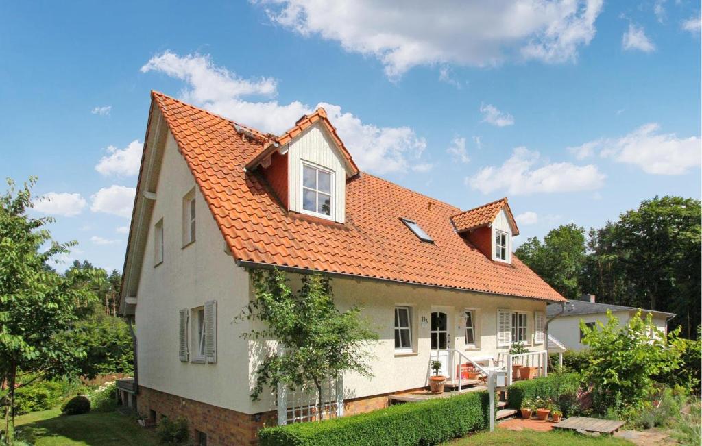 uma casa branca com um telhado laranja em Nice Apartment In Waren mritz With Kitchen em Kolonie Ecktanne