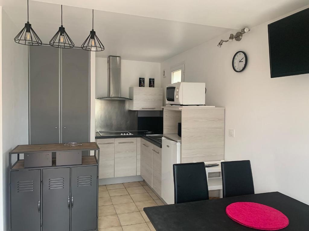 Photo de la galerie de l'établissement Maison calme proche plage et surf à Biscarrosse - 4 pers, terrasse & BBQ, ménage inclus - FR-1-319-464, à Biscarrosse
