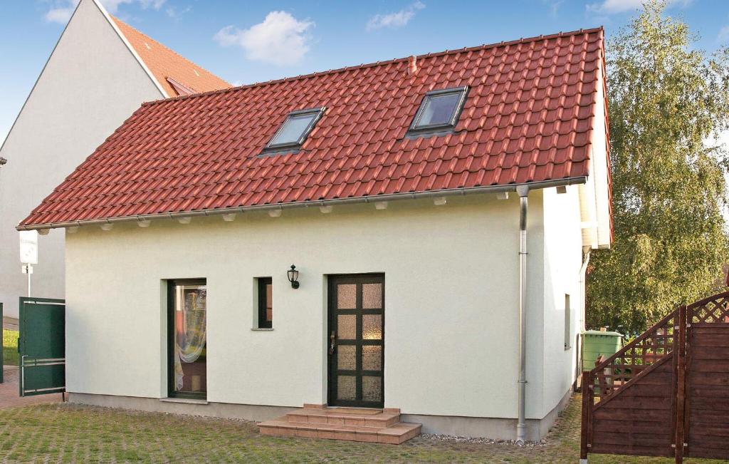 uma pequena casa branca com um telhado vermelho em 1 Bedroom Gorgeous Home In Feldberger Seenlandsch em Feldberg