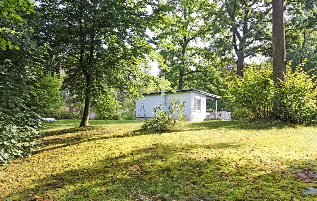 un cobertizo en medio de un patio con árboles en 2 Bedroom Cozy Home In Boitzenburger Land, en Rosenow