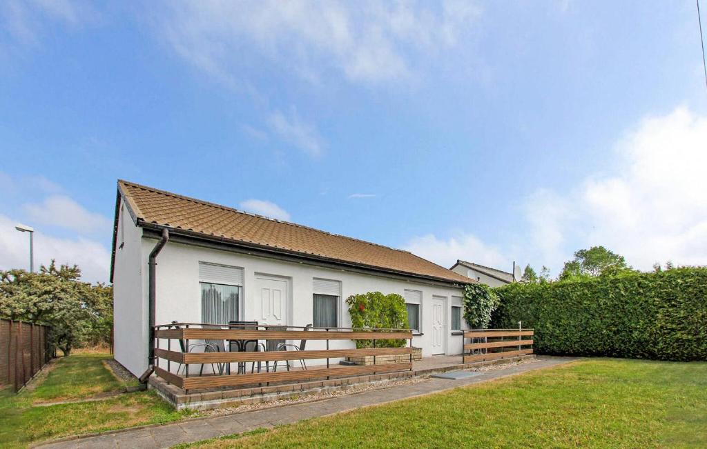 a small white house with a fence and a yard at Ferienhaus Gahlkow in Gahlkow