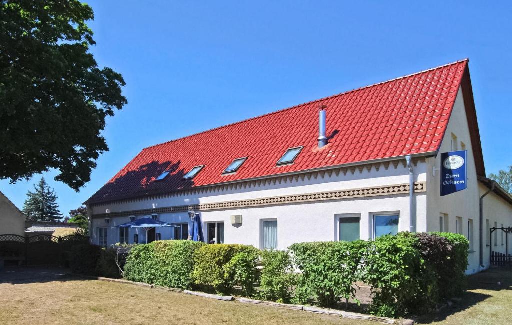 un bâtiment blanc avec un toit rouge dans l'établissement 1 Bedroom Stunning Apartment In Meiersberg, à Meiersberg