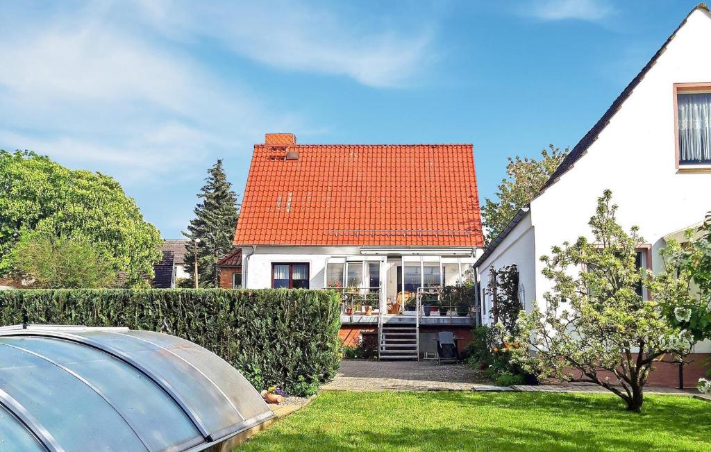 uma casa branca com um telhado laranja e um quintal em Gorgeous Apartment In Frstenwerder With Wifi em Fürstenwerder