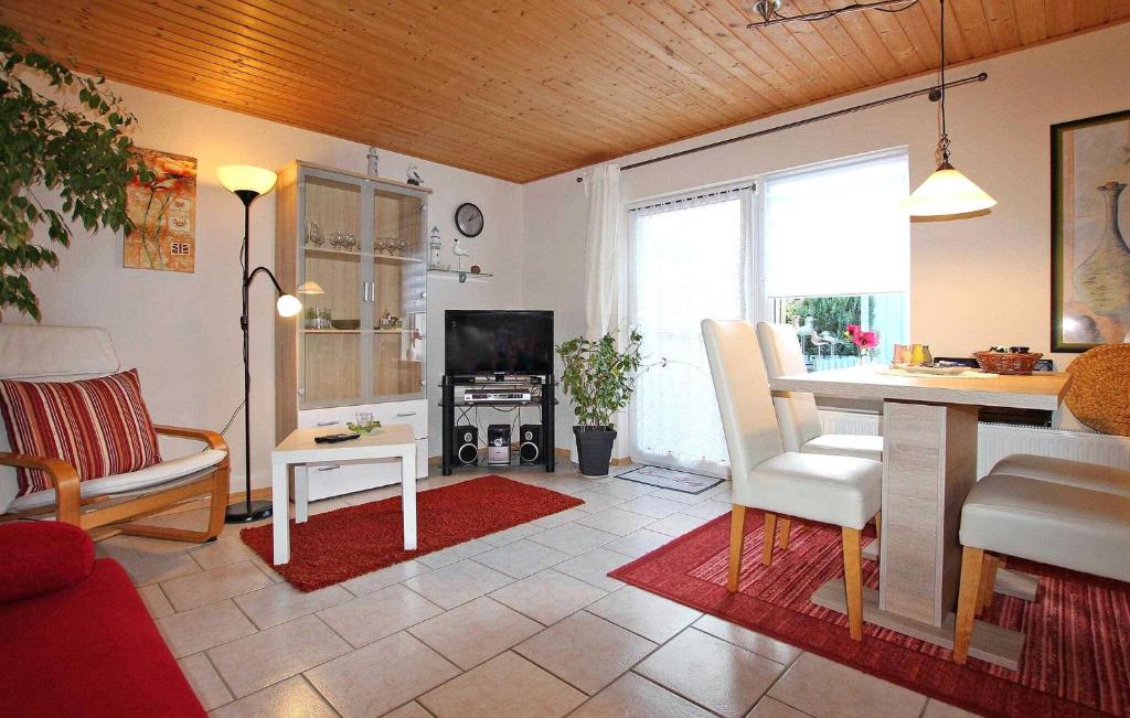 een woonkamer met een tafel en een eetkamer bij Amazing Home In Fuhlendorf With Kitchen in Fuhlendorf