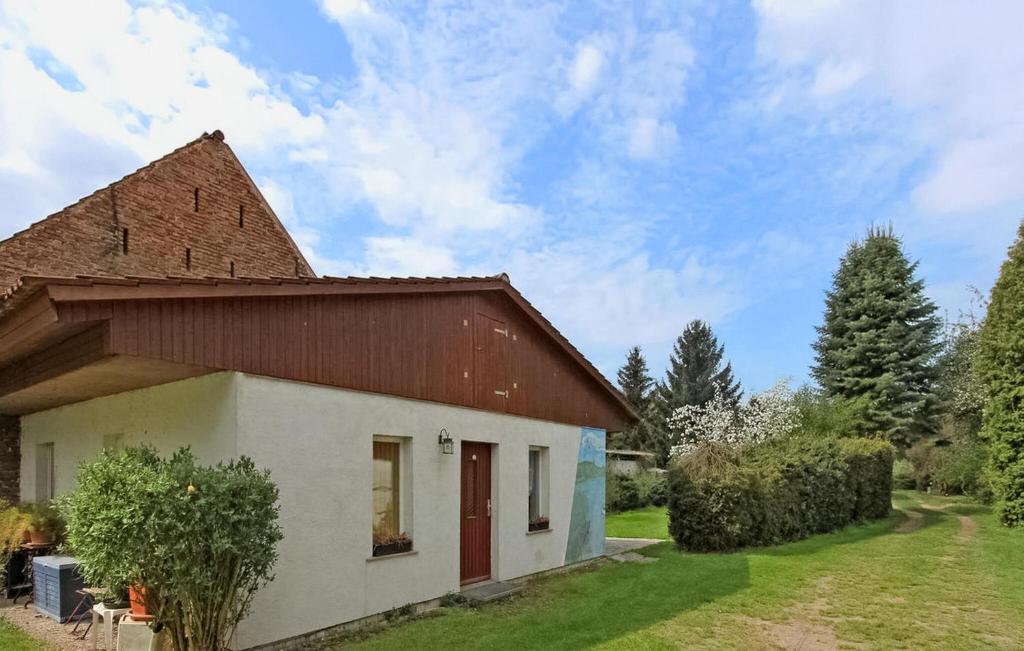een klein wit gebouw met een bruin dak bij Stunning Home In Knigs Wusterhausen Ot With Wifi in Kablow