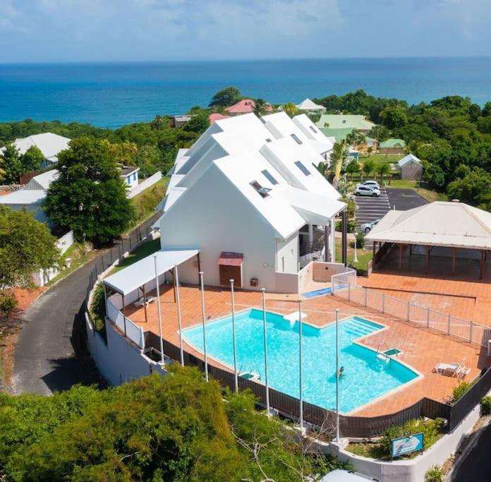 una vista aérea de una casa con piscina en Studio de charme au Gosier en Le Gosier