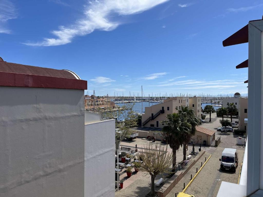 une vue aérienne d'une ville avec un port dans l'établissement Studio mezzanine 4 pers, climatisé, centre Gruissan - FR-1-229-879, à Gruissan