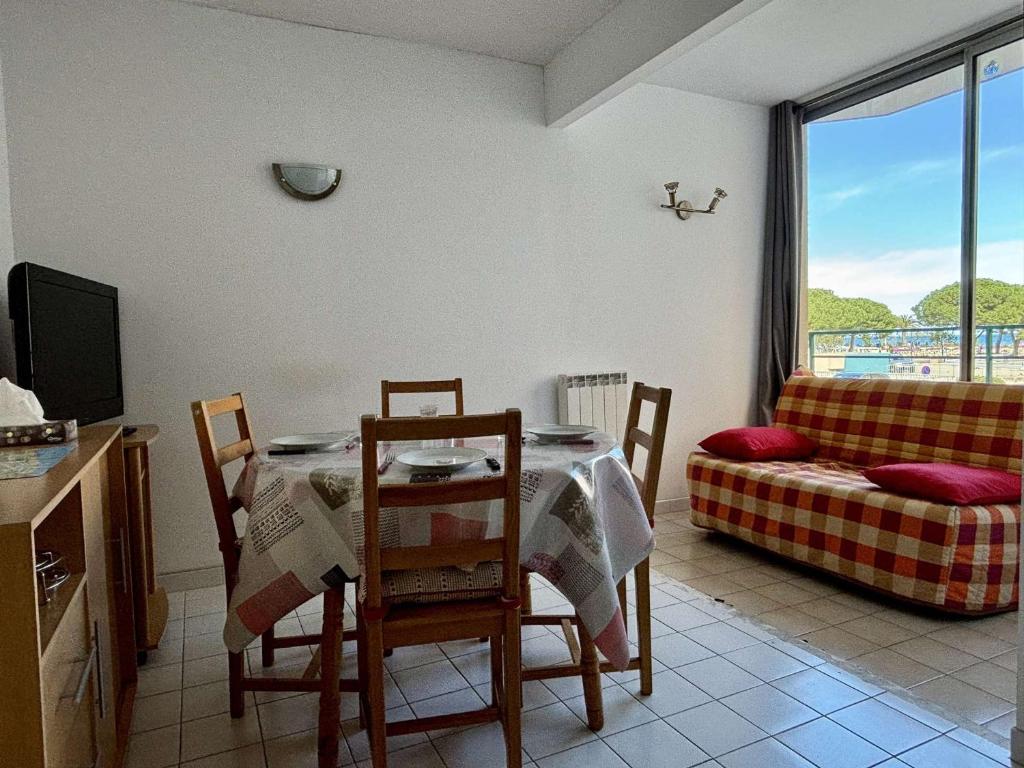 un salon avec une table, des chaises et un canapé dans l'établissement Argelès-sur-Mer - 2 pièces cabine avec parking, à 150m de la plage - FR-1-225-809, à Argelès-sur-Mer