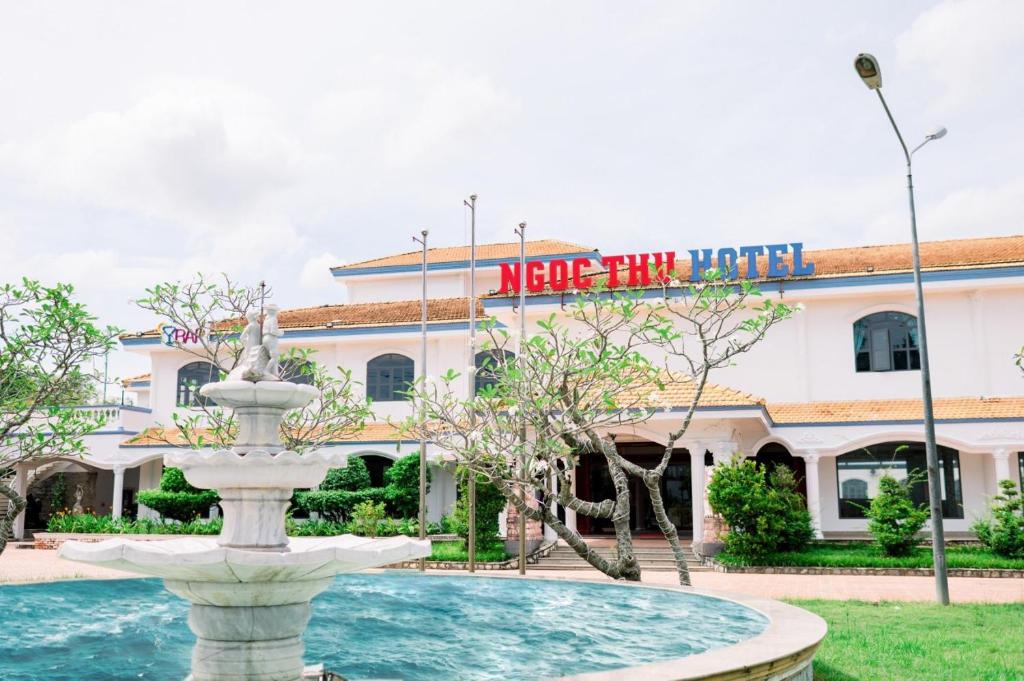 una fontana di fronte a un edificio di NGOC THU HOTEL a Soc Trang