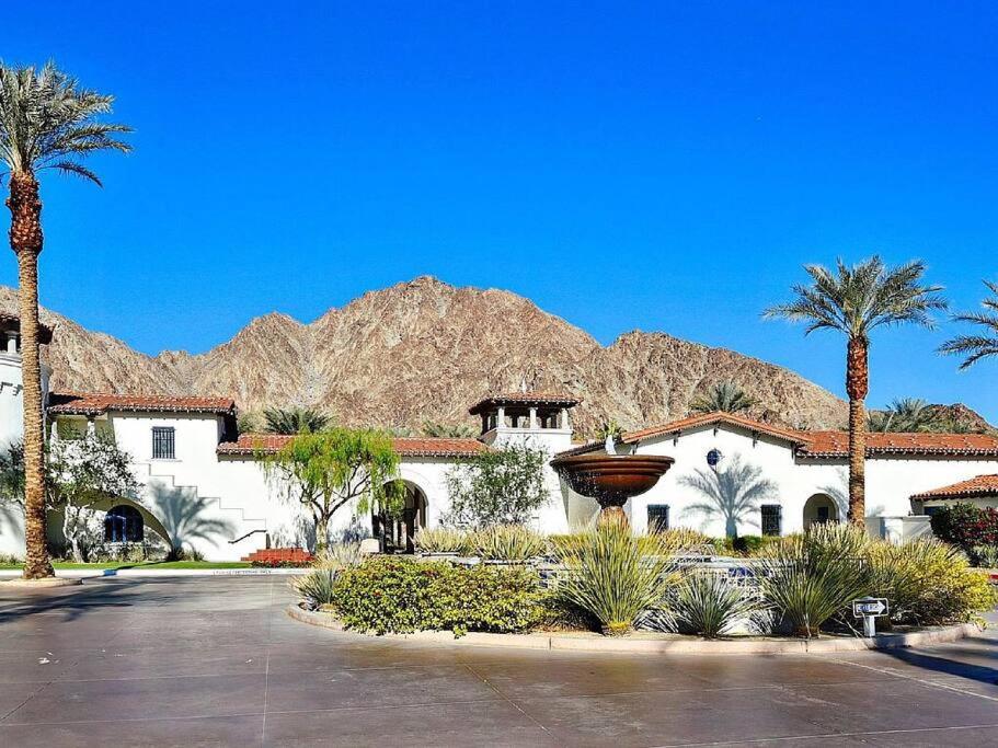 een gebouw met palmbomen en bergen op de achtergrond bij Resort King Studio with Private Balcony 064622 in La Quinta