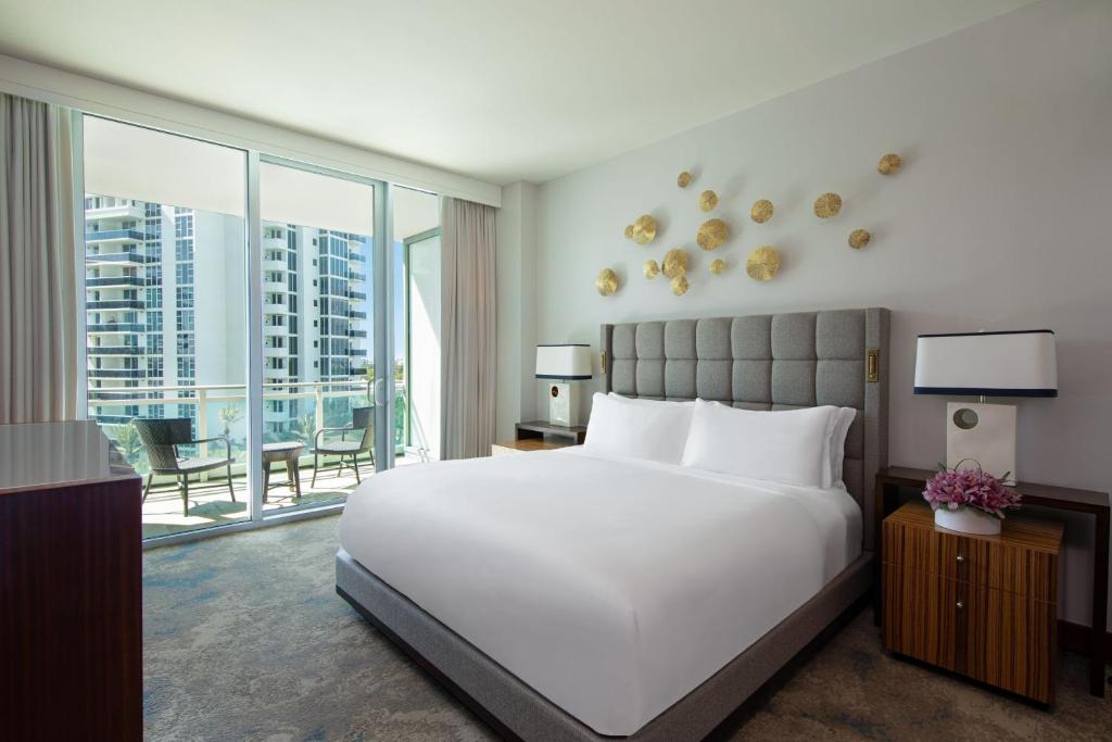 Postel nebo postele na pokoji v ubytování The Ritz-Carlton Bal Harbour, Miami