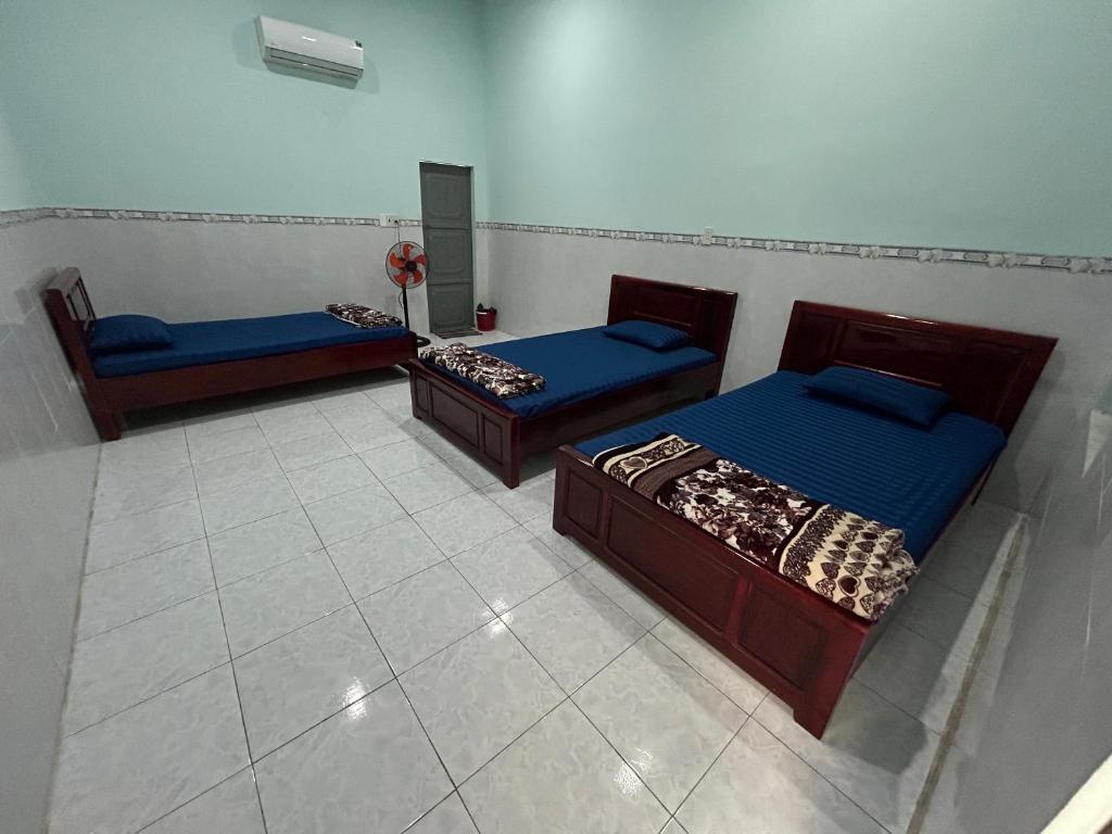 En eller flere senger på et rom på Nhà nghỉ Minh Tú