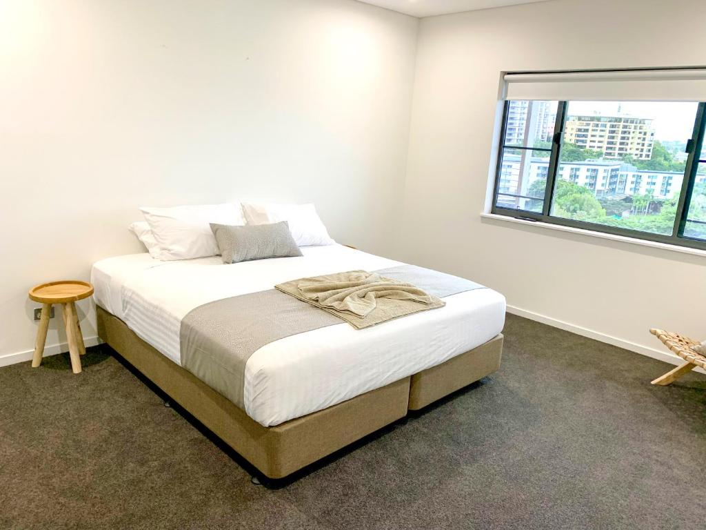 Rúm í herbergi á Serenity Blue Waters - 3 bedrooms on 8th floor at Darwin Waterfront
