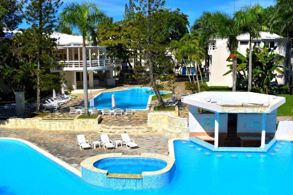 a resort with two swimming pools and a resort at Útulné kondominium s vybavením 1 minutu od pláže in Cabarete