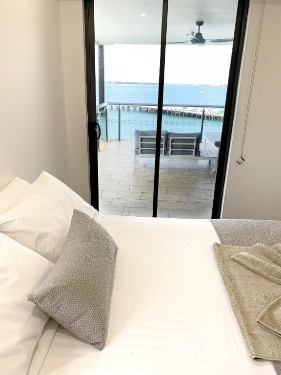 Rúm í herbergi á Serenity Blue Waters - 3 bedrooms on 8th floor at Darwin Waterfront