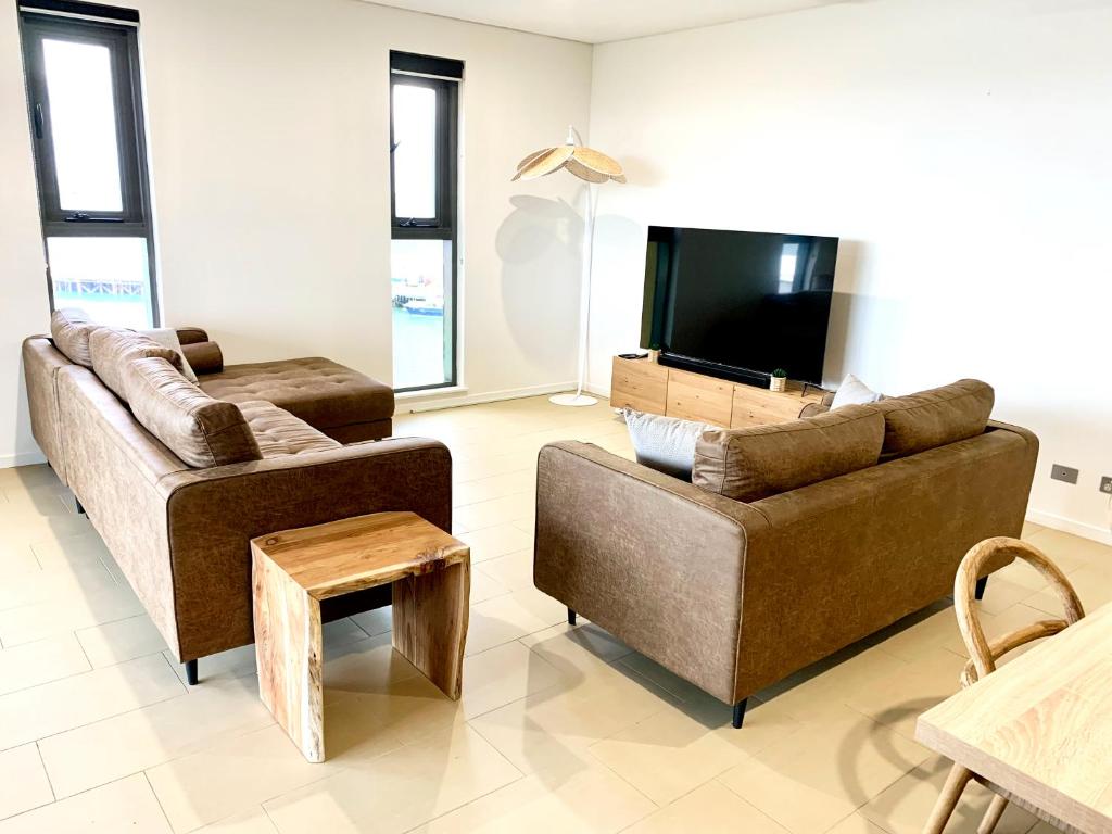 Sjónvarps- og/eða afþreyingartæki á Serenity Blue Waters - 3 bedrooms on 8th floor at Darwin Waterfront