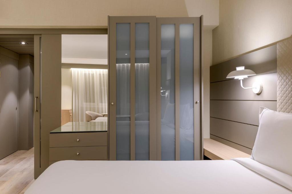 Postel nebo postele na pokoji v ubytování AC Hotel Carlton Madrid by Marriott