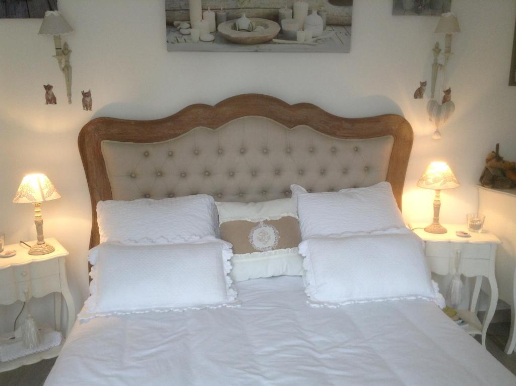 Cama o camas de una habitación en la maison du phare DE HONFLEUR chambre d hôtes B&amp;B -jacuzzi privé- shabby chic