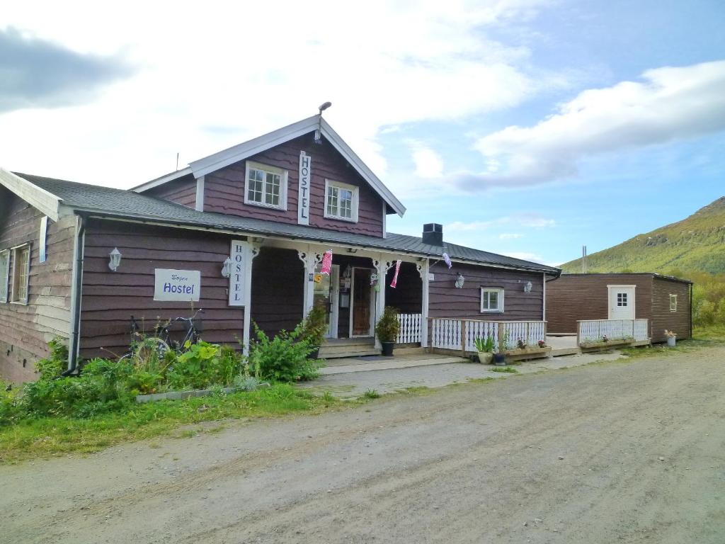 une maison sur le côté d'un chemin de terre dans l'établissement Bogen Hostel, à Bogen