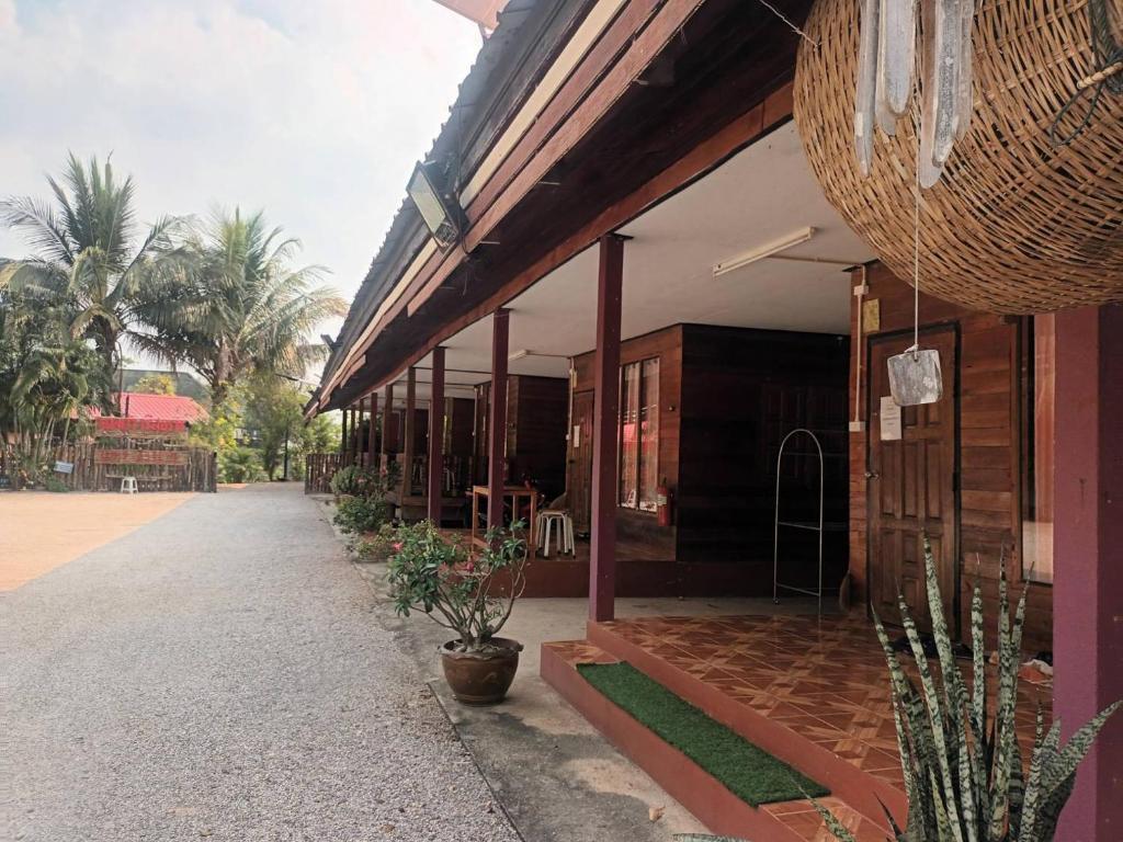 ein Gebäude mit einigen nebenstehenden Pflanzen in der Unterkunft Noppakao Resort in Soem Ngam