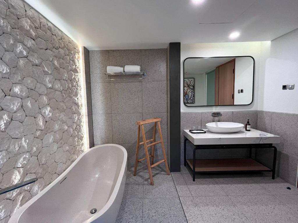 Koupelna v ubytování Luminor Hotel Legian Seminyak - Bali