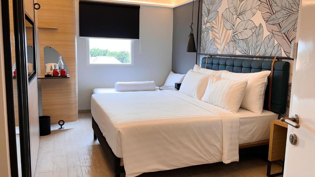 Postel nebo postele na pokoji v ubytování Luminor Hotel Legian Seminyak - Bali