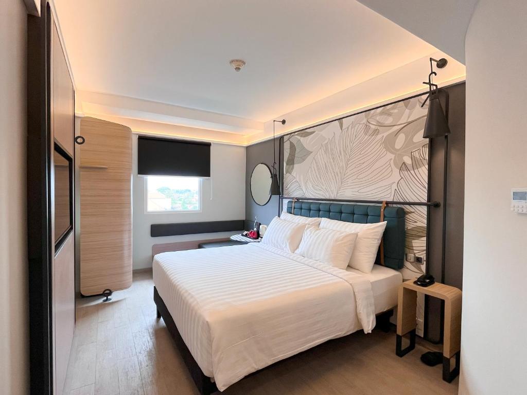 Postel nebo postele na pokoji v ubytování Luminor Hotel Legian Seminyak - Bali