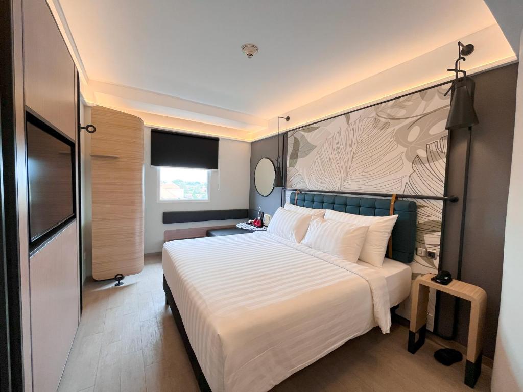 Postel nebo postele na pokoji v ubytování Luminor Hotel Legian Seminyak - Bali
