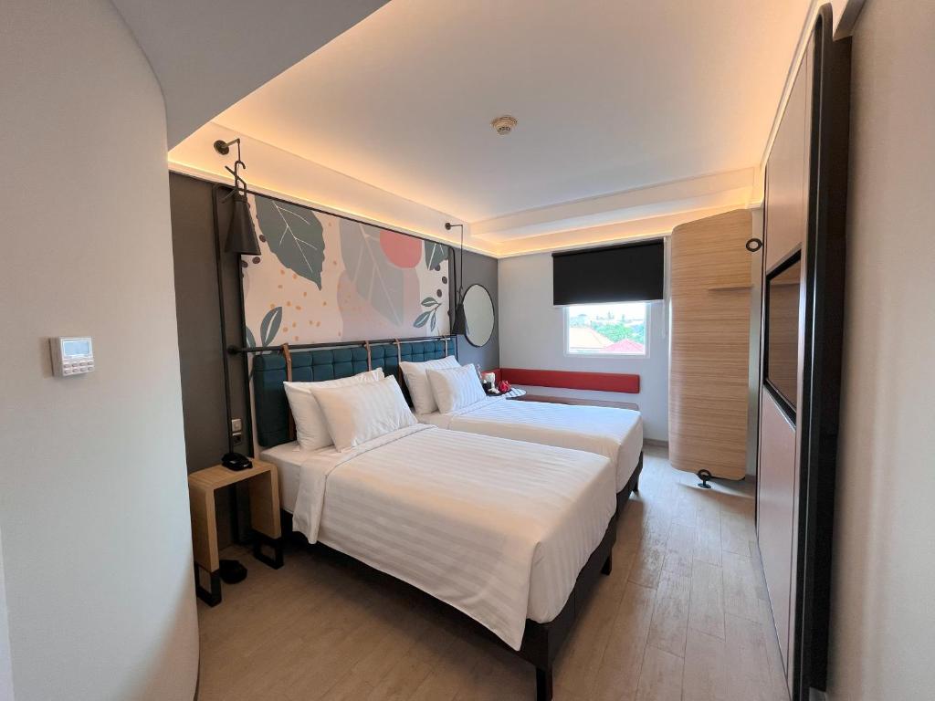Postel nebo postele na pokoji v ubytování Luminor Hotel Legian Seminyak - Bali