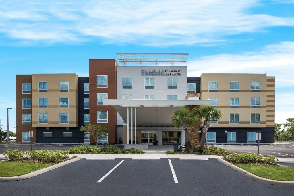 un edificio con un estacionamiento delante de él en Fairfield Inn & Suites Brooksville Suncoast Parkway, en Brooksville