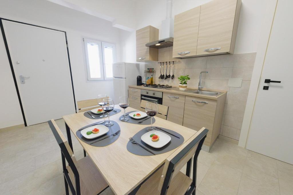 cocina con mesa y sillas en Salentin Home - SeaRelax, en San Pietro in Bevagna