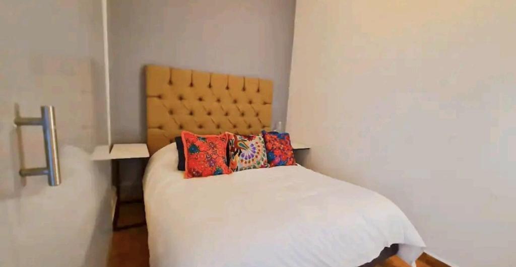 1 dormitorio con 1 cama con 2 almohadas en Condesa Typical Mexican Vecindad en Ciudad de México