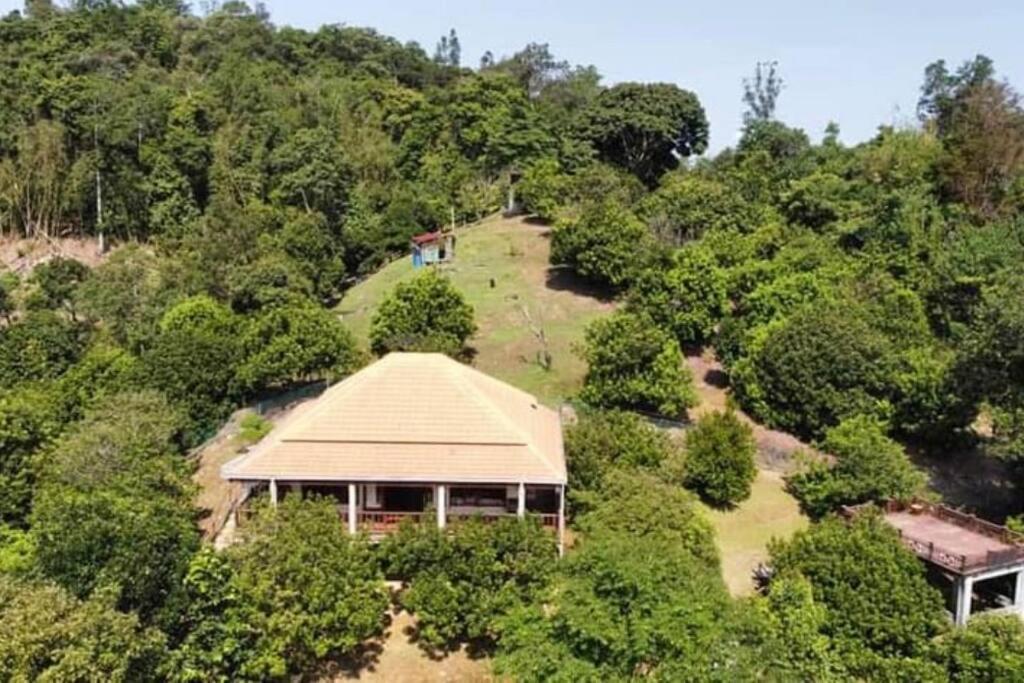 Ptičja perspektiva objekta Hulu Tamu Off Grid Morrocan styled Hill Top Villa