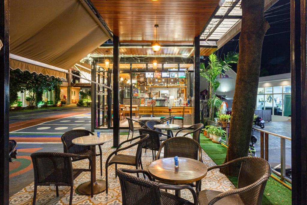 Restaurace v ubytování Thanthip Beach Resort Patong